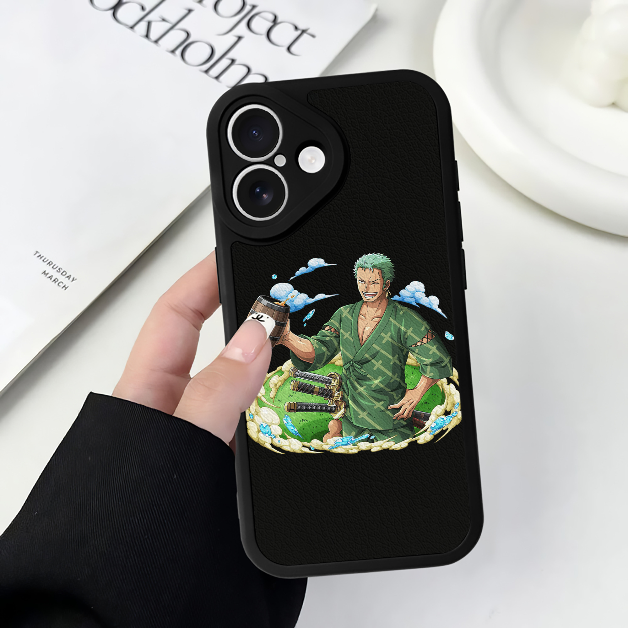 （画像用） ワンピース ロロノア・ゾロ ONE PIECE Roronoa Zoro 【iPhone 16シリーズ対応】シリコンスマホケース（レザー調） 材質：シリコン